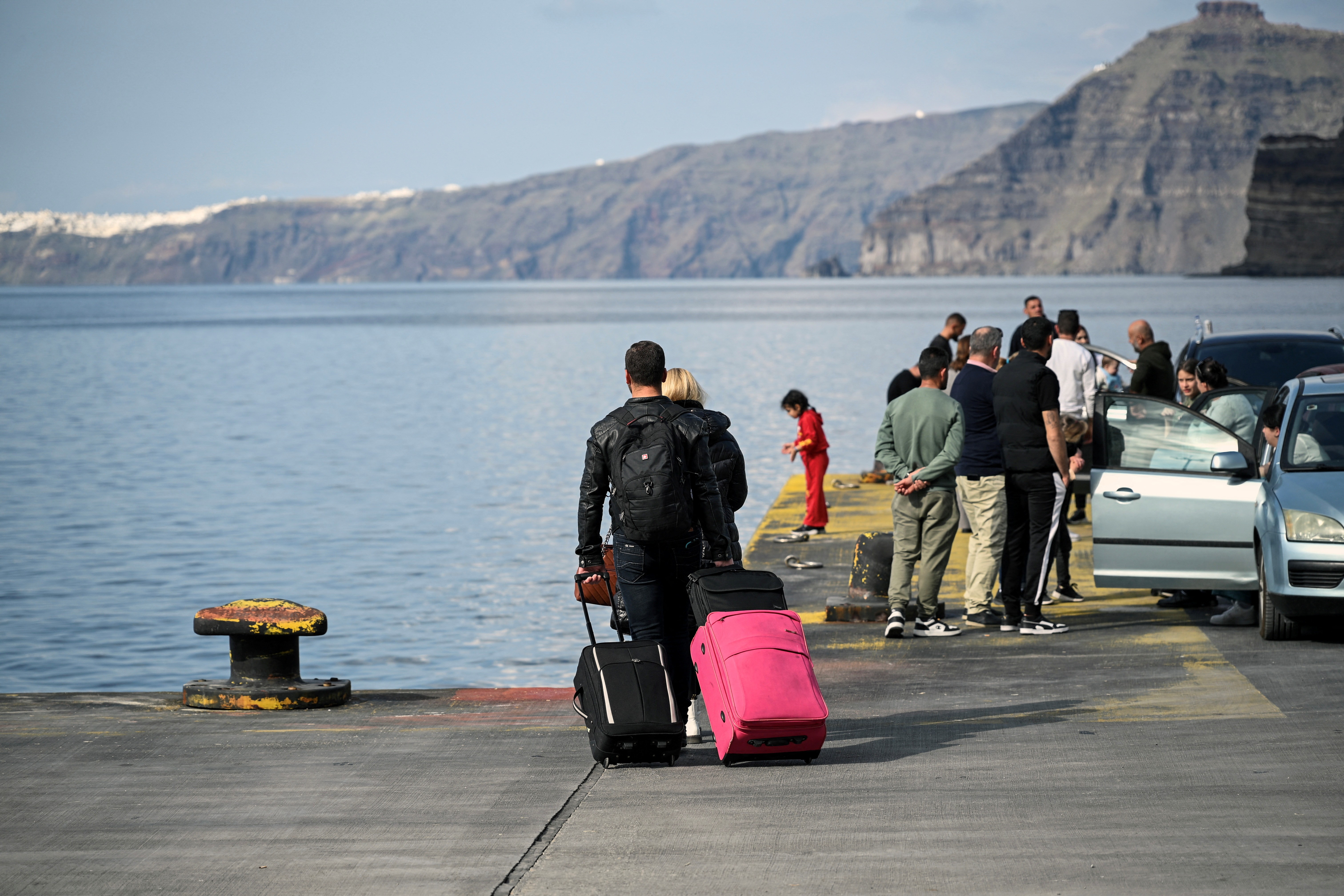 Tremores de terra em Santorini, na Grécia, levam moradores e turistas a deixar a ilha